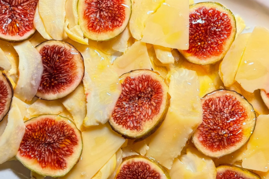 Где есть блюда с инжиром в Москве осенью 2025